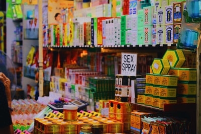 展出的绿色和棕色纸箱